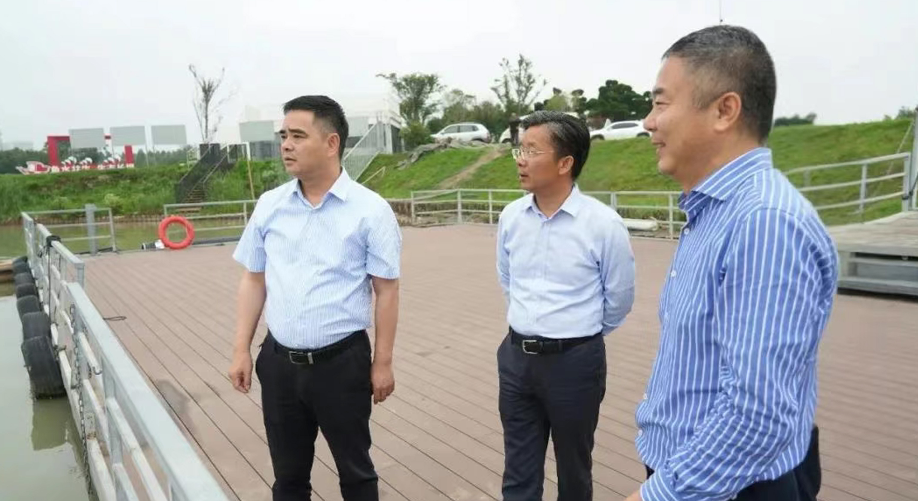 區(qū)領(lǐng)導(dǎo)調(diào)研防汛抗旱和藍(lán)藻打撈工作